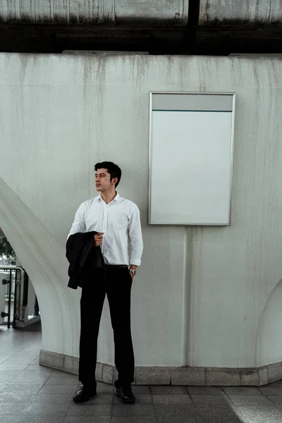 Starší Asijské Obchod Muž Bílém Formální Košile Drží Oblek Paži — Stock fotografie