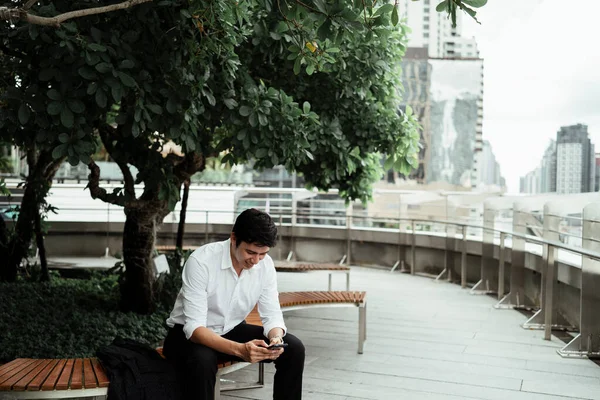 Dojrzały Azjatycki Biznesmen Białej Formalnej Koszuli Siedzi Ławce Dachu Pod — Zdjęcie stockowe