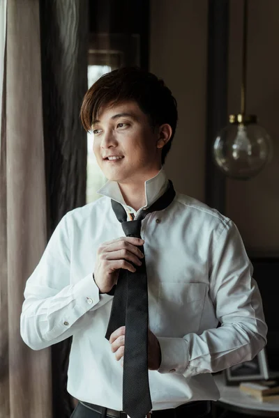 Ασιάτης Ταϊλανδός Λευκό Πουκάμισο Ντύνεται Και Προσαρμόζει Γραβάτα Στο Λαιμό — Φωτογραφία Αρχείου