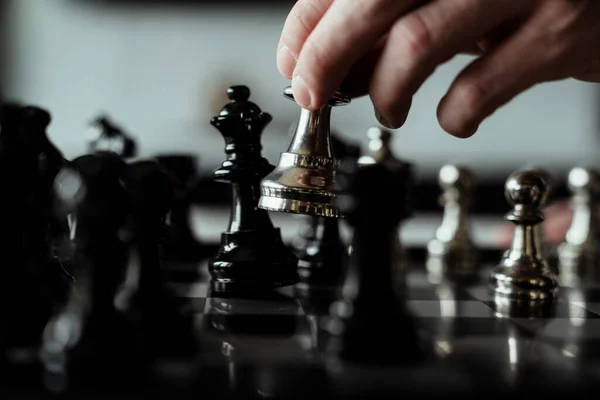 İş adamının eli satrançla oynuyor. İş stratejisi ve taktik kavramı.