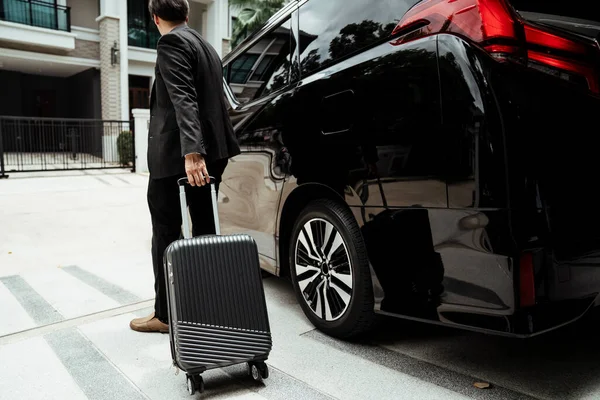 Geschäftsmann Zieht Das Gepäckstück Einem Auto Das Zum Flughafen Fährt — Stockfoto