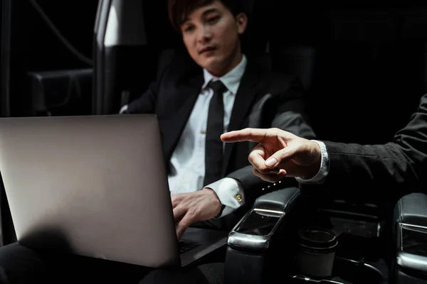 Mano Socio Negocios Que Señala Ordenador Portátil Coche — Foto de Stock