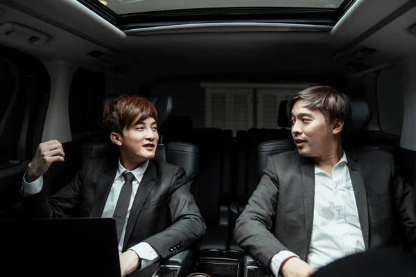 Dwóch Azjatyckich Biznesmenów Czarnym Garniturze Rozmawiających Samochodzie Planowaniu Ekonomii Strategii — Zdjęcie stockowe
