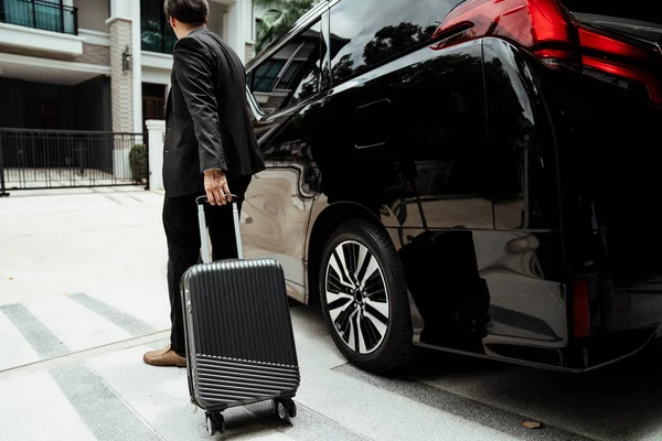 Empresário Puxando Roda Bagagem Para Carro Que Viaja Para Aeroporto — Fotografia de Stock
