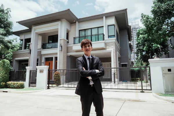 Retrato Asiático Exitoso Hombre Negocios Con Una Gran Casa Fondo —  Fotos de Stock