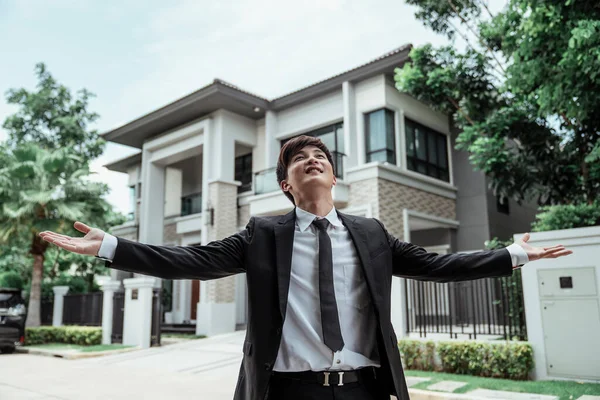 Pengusaha Sukses Dengan Setelan Hitam Membeli Rumah Besar Dengan Uangnya — Stok Foto