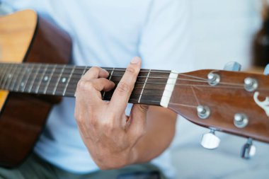 Müzisyen elinin kesilmiş görüntüsü çalarken panoya ve boynuna konmuş..