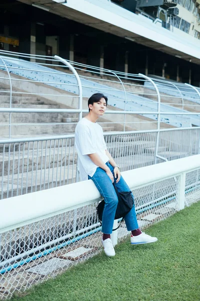 Adolescente Jeans Camiseta Blanca Sentado Barricada Campo Fútbol — Foto de Stock