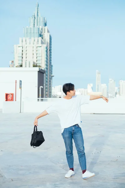 Teenager Jeans Und Weißem Shirt Steht Mit Ausgebreiteten Armen Auf — Stockfoto