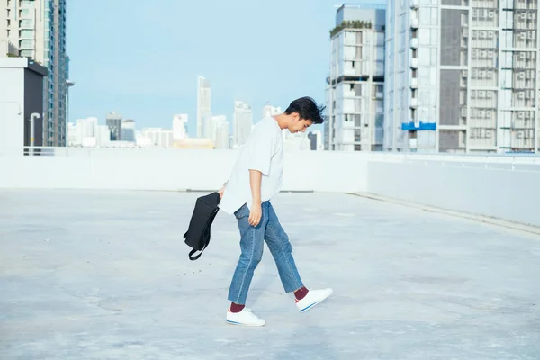 Nastolatek Dżinsach Białej Koszulce Spacerujący Dachu Wysokiego Budynku Mieście Próbuje — Zdjęcie stockowe