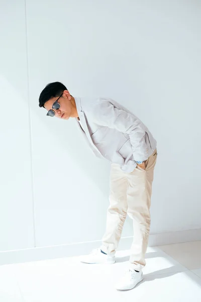 Homme Costume Blanc Portant Des Lunettes Soleil Agit Comme Modèle — Photo