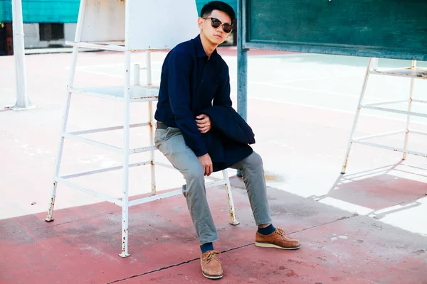 Hombre Con Camisa Azul Oscuro Gafas Sol Sentado Silla Árbitro — Foto de Stock