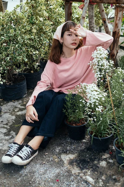 Gardener Menina Segurando Panela Planta Com Flor Roxa Lado Canteiro — Fotografia de Stock