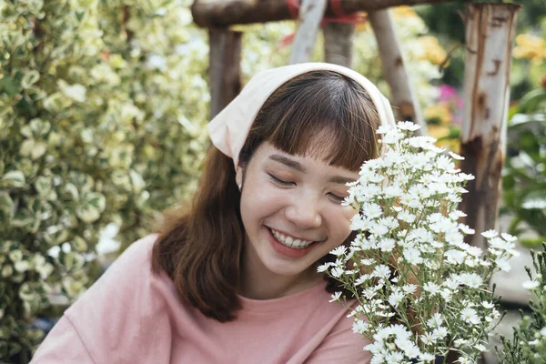 Bahçıvan Kız Elinde Çiçek Tarlasının Yanında Mor Çiçekli Bir Saksı — Stok fotoğraf