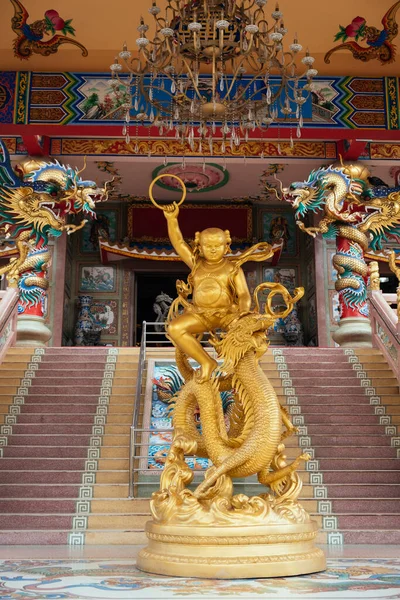 Золота Статуя Бога Чха Драконі Перед Сходами — стокове фото