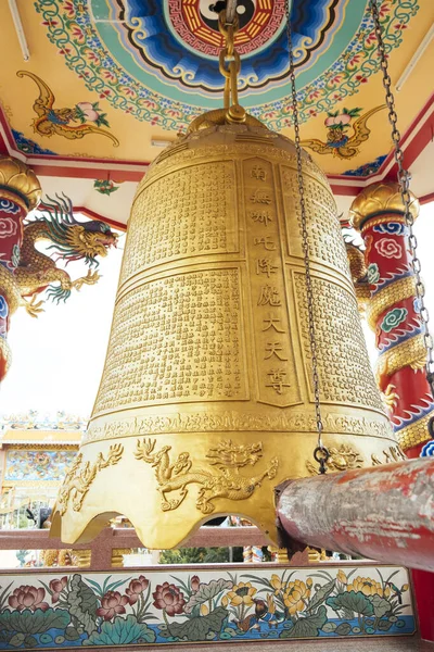 Riesige Goldene Glocke Tempel Ring Glück Und Gesundheit Wünschen — Stockfoto