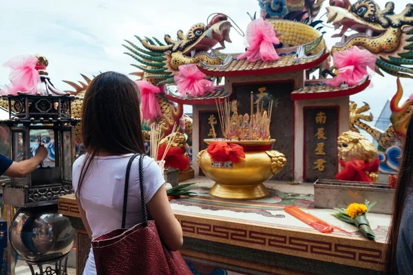 Mulher Cabelo Comprido Whie Shirt Fechar Mãos Com Joss Stick — Fotografia de Stock