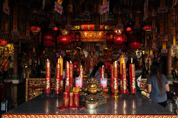 Gente Prega All Interno Del Tempio Cinese Sacco Candele Rosse — Foto Stock