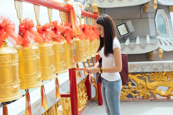 Mulher Olhar Casual Tocando Sino Dourado Com Fita Vermelha Linha — Fotografia de Stock