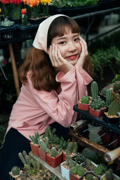 Menina Morena Cabeça Bege Rosa Shirt Manga Longa Sentado Estufa — Fotografia de Stock