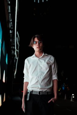 Beyaz tişörtlü ve gözlüklü siyah adam elinde LED ışığı işareti ile restoranın önünde yürümeyi bırak ve akşam yemeği için bir karar ver..