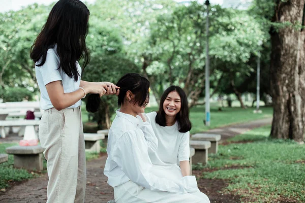 Tripla Irmã Gêmea Estão Parque Deles Fazer Cabelo Tranças Para — Fotografia de Stock