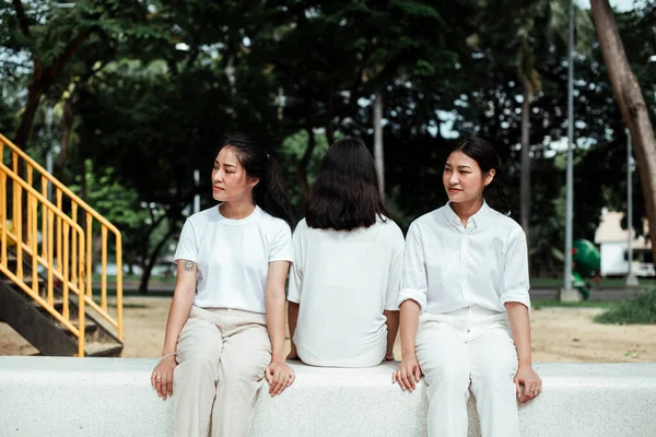 Triple Hermana Gemela Sentada Banco Mármol Patio Del Parque — Foto de Stock