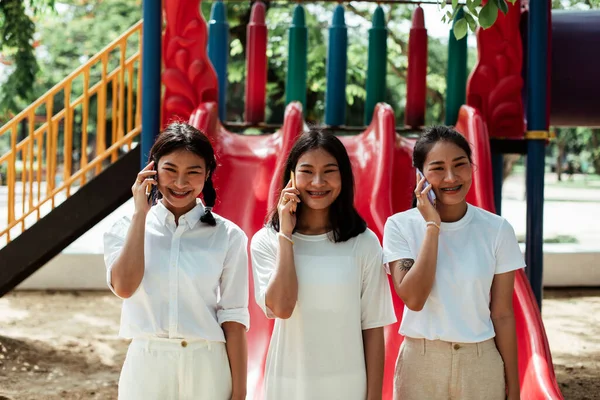 Trojité Dvojče Sestra Odpovědět Telefonát Zatímco Stojí Konci Červeného Jezdce — Stock fotografie