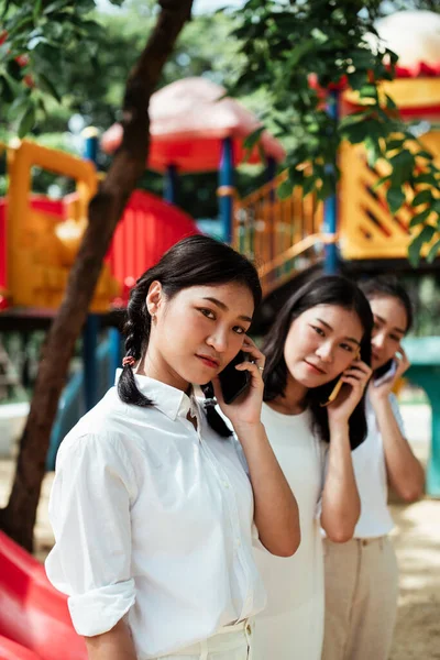 Trojité Dvojče Sestra Odpovědět Telefonát Zatímco Stojí Konci Červeného Jezdce — Stock fotografie