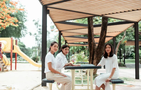 Triple Hermana Gemela Sentada Banco Cerca Del Parque — Foto de Stock