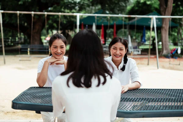 Triple Hermana Gemela Sentados Juntos Mesa Metal Parque Junto Patio — Foto de Stock