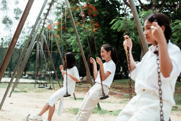 Triple Hermana Gemela Jugando Swing Parque Juntos Verano — Foto de Stock