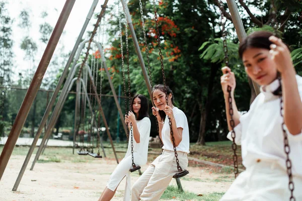 Triplo Irmã Gêmea Jogando Balanço Parque Juntos Verão — Fotografia de Stock