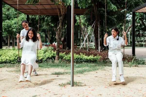 Triple Hermana Gemela Jugando Swing Parque Juntos Verano — Foto de Stock