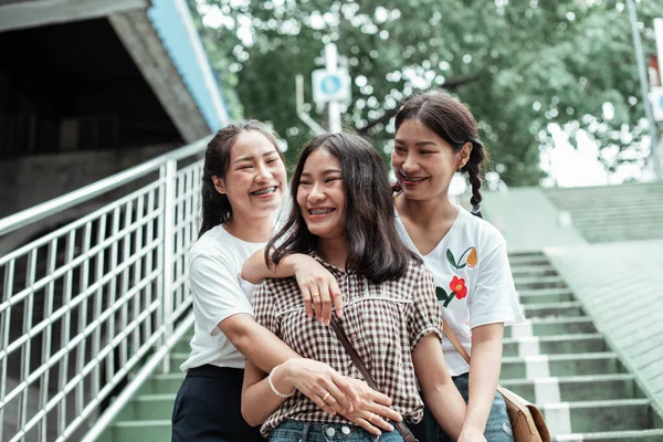 Trojité Dvojče Sestra Stojící Objímají Schodech — Stock fotografie