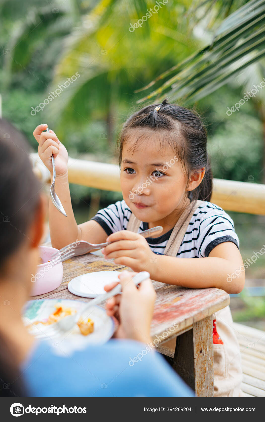 小女孩大口吃饭的图片-图库-五毛网