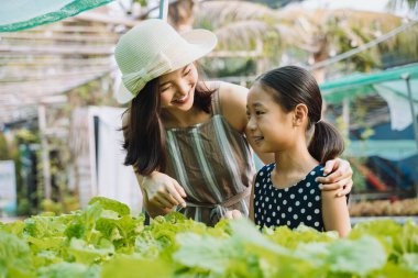 İki kız kardeş organik çiftlikte eğleniyor. Çocuklara kimyasal olmayan sebzeleri öğretiyorum..