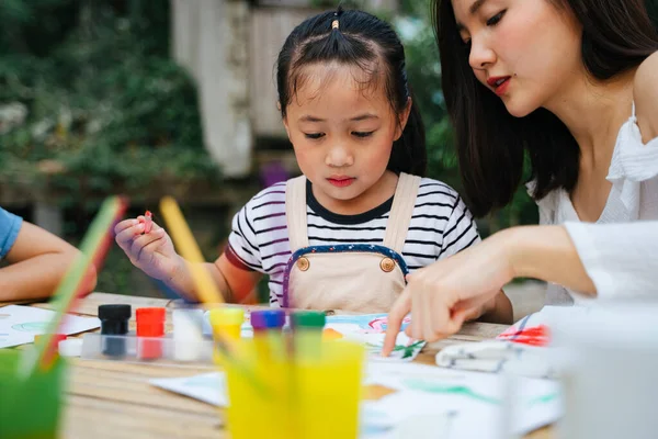 Asiática Hermana Mayor Ayudar Hermana Pequeña Pintura Acuarela Papel Aire — Foto de Stock