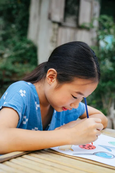 Alegre Asiático Niño Chica Azul Camisa Pintura Acuarela Papel — Foto de Stock