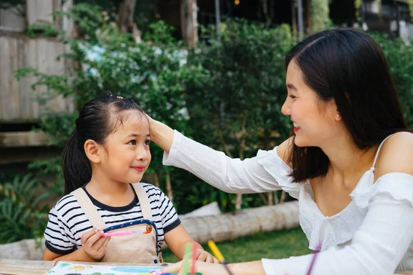 Fröhlich Asiatisch Große Schwester Anfassen Ihre Kleine Schwester Kopf Als — Stockfoto