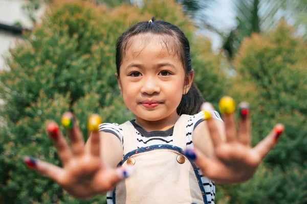 Cerca Asiático Niña Con Color Pintura Mano Dedos —  Fotos de Stock