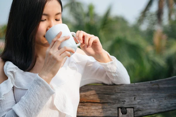 Thailändsk Asiatisk Kvinna Sitter Träbänk Och Dricker Kopp Kaffe Landsbygden — Stockfoto