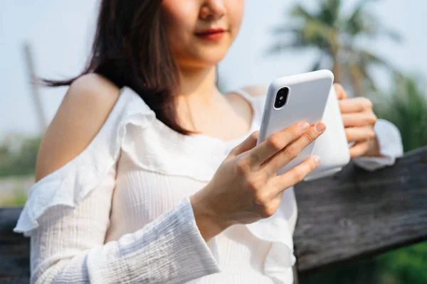 Close Mulher Asiática Camisa Branca Segurando Xícara Café Usando Smartphone — Fotografia de Stock
