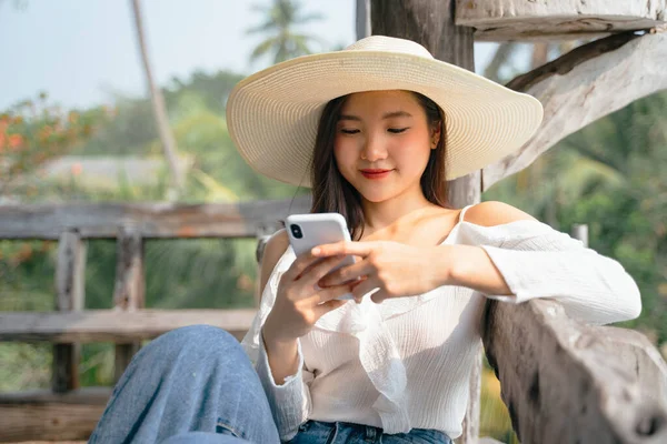 Cheerful Asian Woman White Shirt Wearing Hat Using Smartphone Happy — Stock Photo, Image