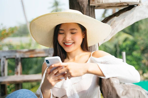 Cheerful Asian Woman White Shirt Wearing Hat Using Smartphone Happy — Stock Photo, Image