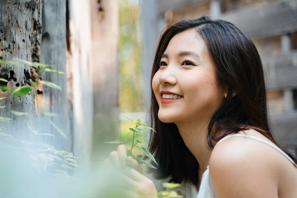 Ritratto Giovane Bella Donna Asiatica Abito Bianco Sulla Natura Sorridente — Foto Stock