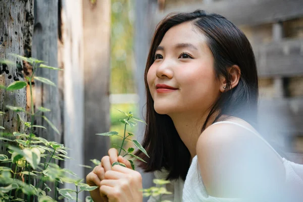自然の上で白いドレスに若い美しいアジアの女性の肖像画 幸せの表情で微笑む — ストック写真