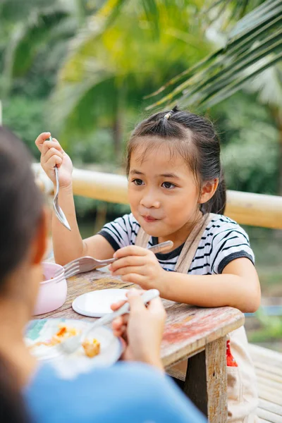 Esa Niña Comiendo Comida Con Familia Granja Rural Comer Naturaleza —  Fotos de Stock