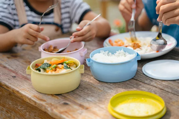 Mãos Menina Asiática Comendo Comida Pinto Mesa Madeira — Fotografia de Stock