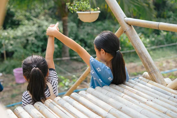Dwie Azjatyckie Dziewczynki Trzymające Się Ręce Górze Zwycięzca Pozowanie Gospodarstwie — Zdjęcie stockowe